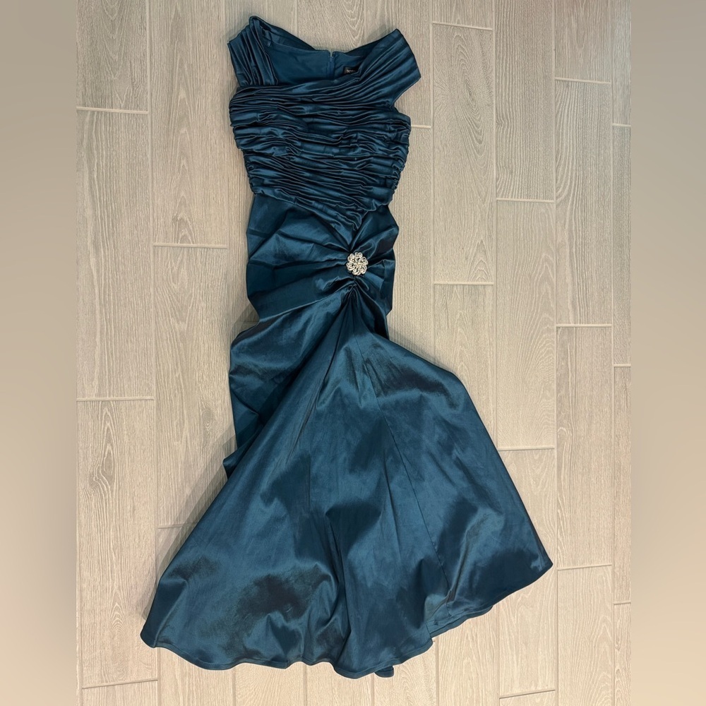TADASHI SHOJI Iridescent Teal Ruched Formal Gown With Brooch Accent Size 8P - Picture 1 of 9
